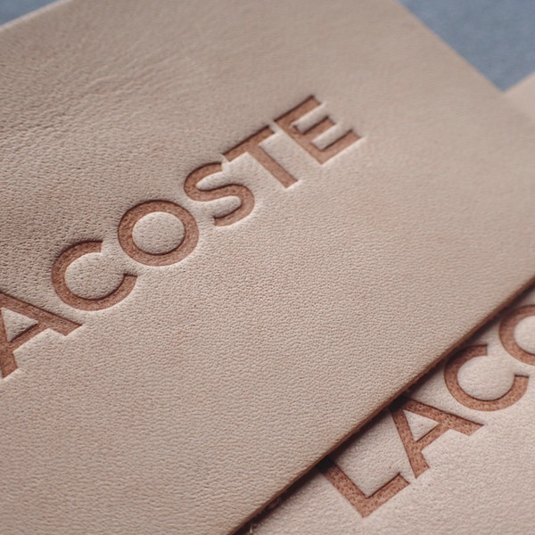 Устойчивое OEKO выбило кожаные бирки для джинсов