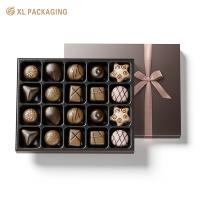 Boîtes cadeaux rigides de chocolat personnalisées simples rouges ou noires avec insertion en papier et bandeau