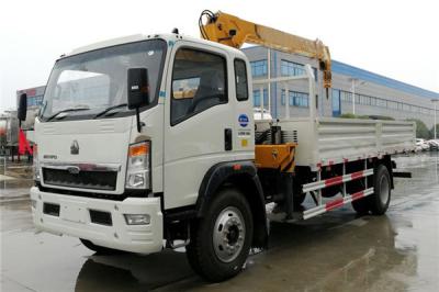 O caminhão hidráulico de 5 toneladas de HOWO 4x2 montou o guindaste com o motor de Cummins 168HP