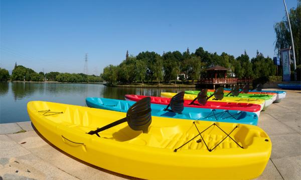 Wholesale cheap single sit on top HDPE blow molded plastic fishing kayak with factory price