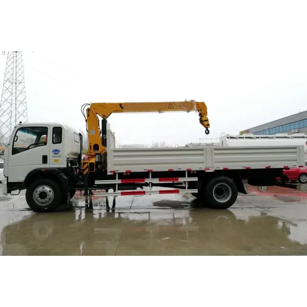 Sinotruk HOWO Telescopic Boom Truck Mounted Crane 5 Ton For Construction Material Transportation