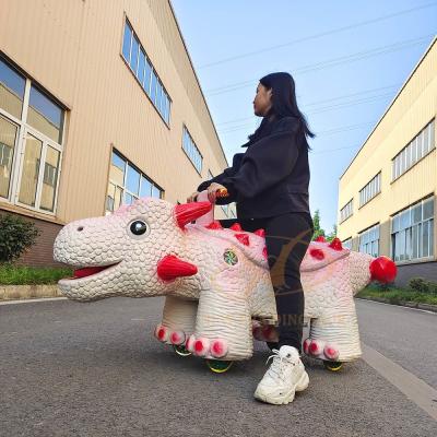 Manège dinosaure électrique pour dinosaures dans un parc à thème et un parc d'attractions