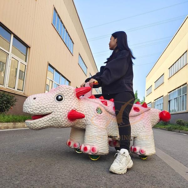 Manège dinosaure électrique pour dinosaures dans un parc à thème et un parc d'attractions
