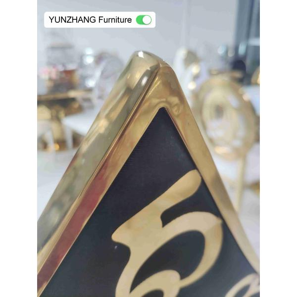 Золотое свадебное кресло, сложная роскошная конструкция, белая подушка.