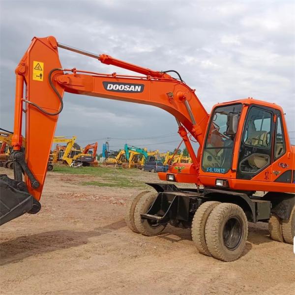 Excavadora de segunda mano Doosan DH150 con un peso de máquina de 15000 KG en el medio