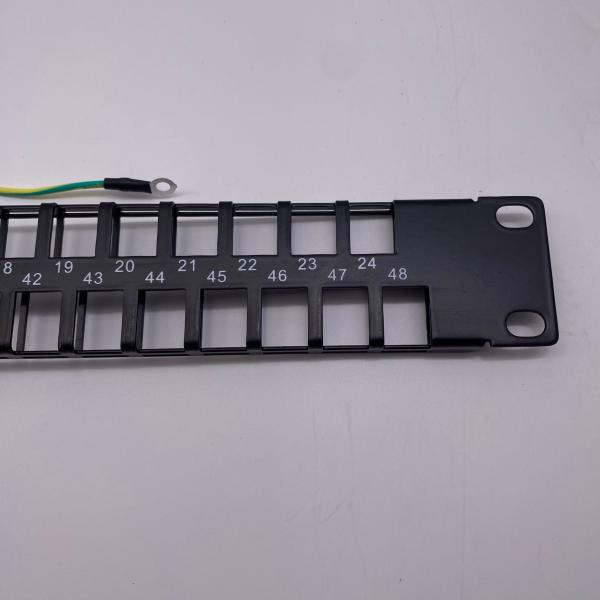 モジュラー高密度ジグザグパッチパネル、48xRJ45/u/s、未実装、1U