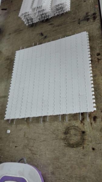 White Plastic Conveyor Belt Cold Resistant Lifting Conveyor Belt Modular