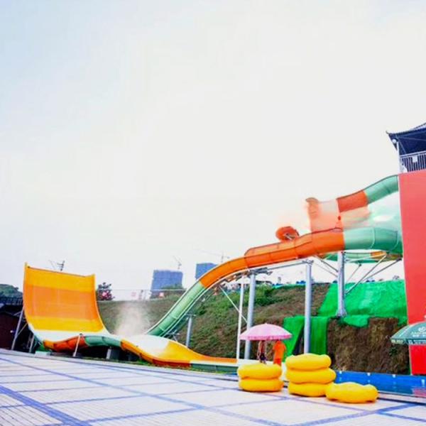 Tamanho personalizado Equipamento de parque aquático Fibra de vidro Grande escorrega de água Boomerango Adequado para resorts de férias