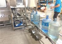 Relleno completamente automático del fregado de las botellas 300BPH y máquina que capsula para 5 galones