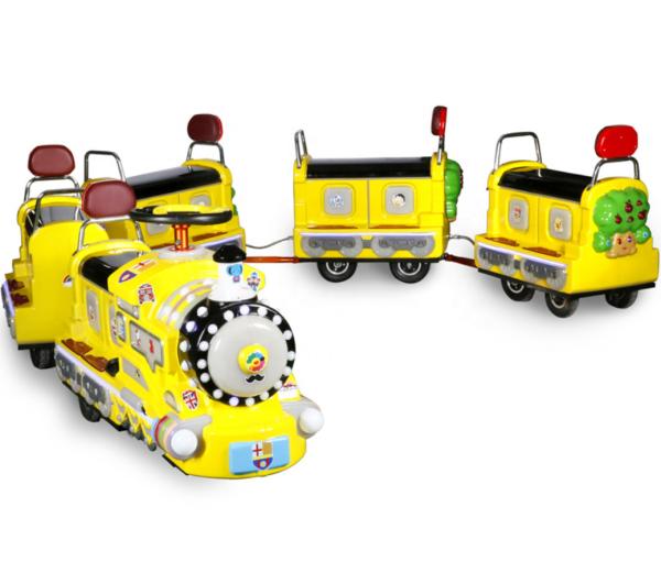 O comboio Happy ao ar livre Uma bateria de crianças passeia no parque máquina de jogos de diversão sem trilha
