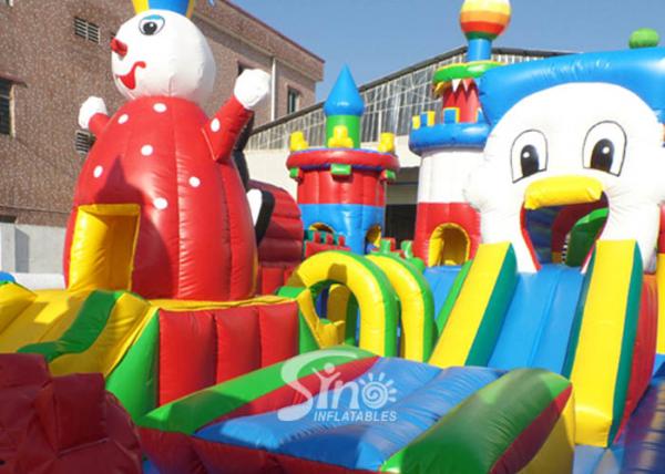 Campo de jogos inflável das crianças exteriores de Tom e de Jerry feito do material de encerado do pvc de 0.55mm para a cidade inflável do divertimento das crianças