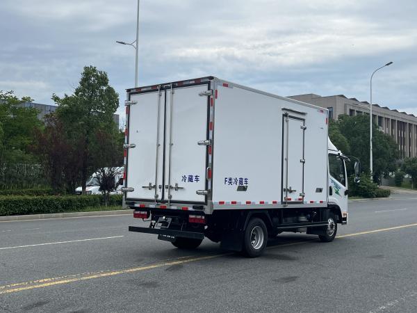 4x2 10T Medium Refrigerator Truck Faw to Russia Transport Vegetable Freezer Small Refrigerator Van Truck Engine Capacity 4L