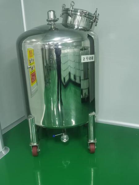 Tanque de almacenamiento de acero inoxidable 304 con mezcla neumática y ruedas