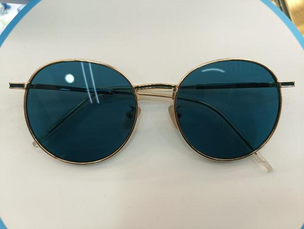 Fashionable men's goggles for outdoor sports paired with cool styling fashionable influencers handsome outfits trendy accessories