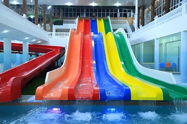 Piscine résidentielle commerciale Glissière en fibre de verre Equipement de jeux d'eau 6-10 mm Épaisseur ouverte à haute vitesse Arc-en-ciel combiné Glissière adaptée aux parcs aquatiques Hôtel