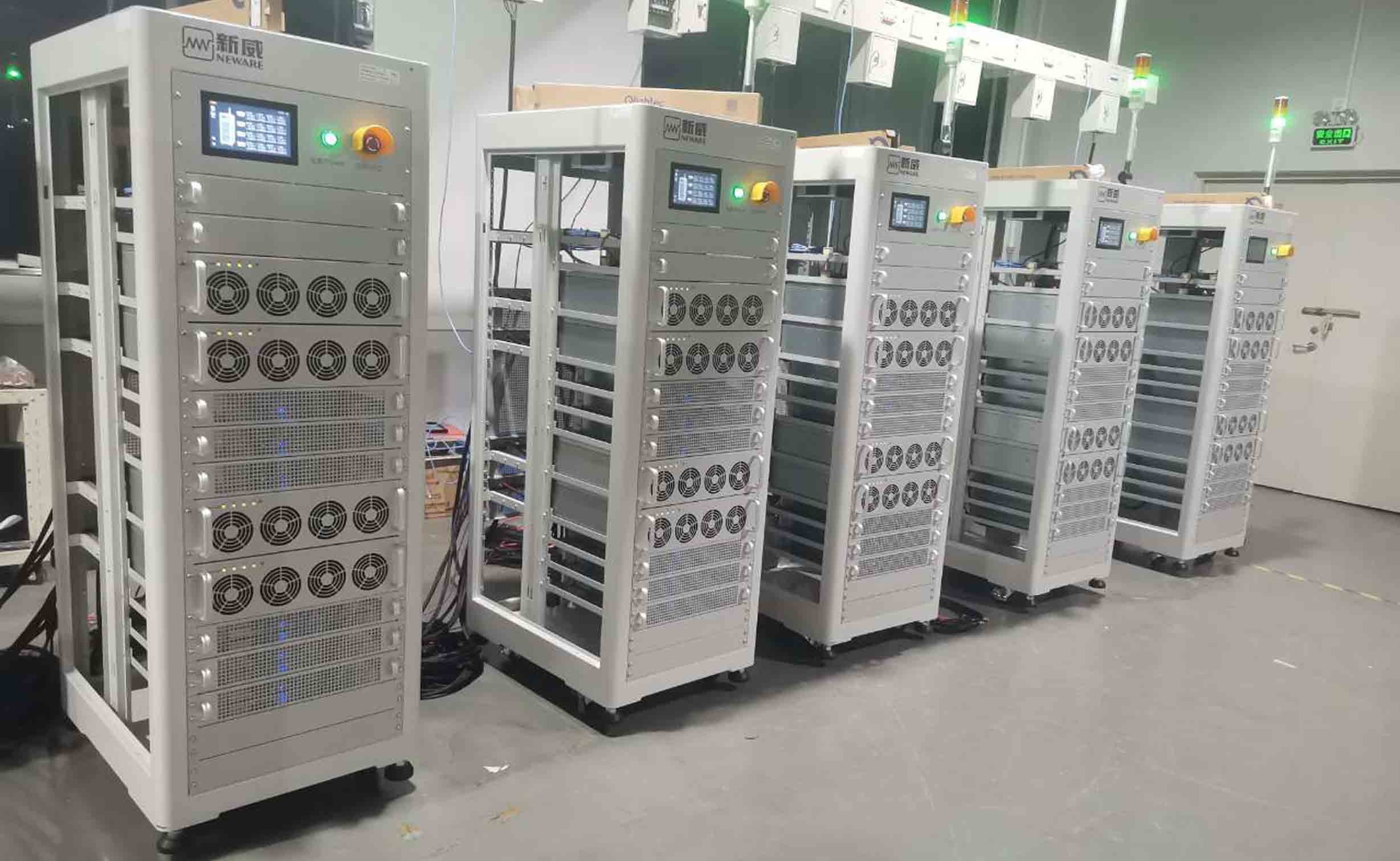 Испытательной системы блока батарей иона Neware 200V100A Li запись напряжения тока регенеративной настоящая