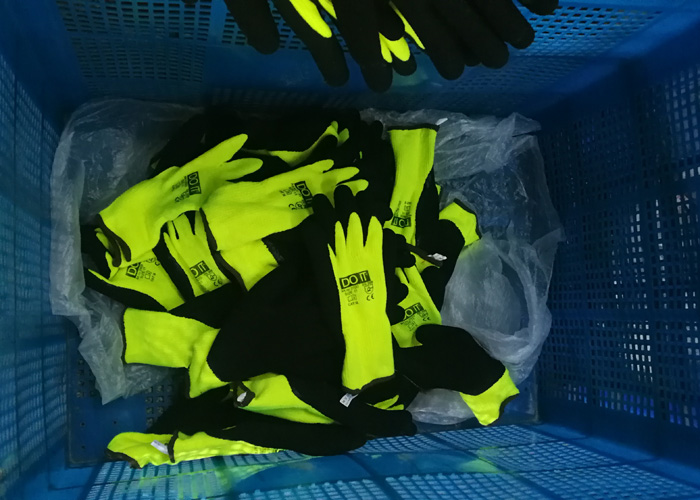 Микро- изолированные пеной перчатки нитрила, нитрил окунутые перчатки подняли картину зерна