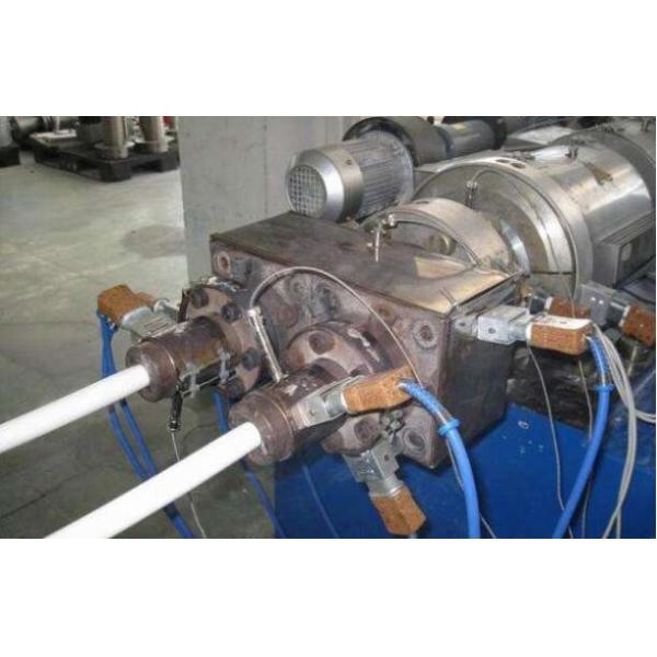 Línea/maquinaria plásticas de la protuberancia del tubo doble del PVC UPVC con el tornillo gemelo