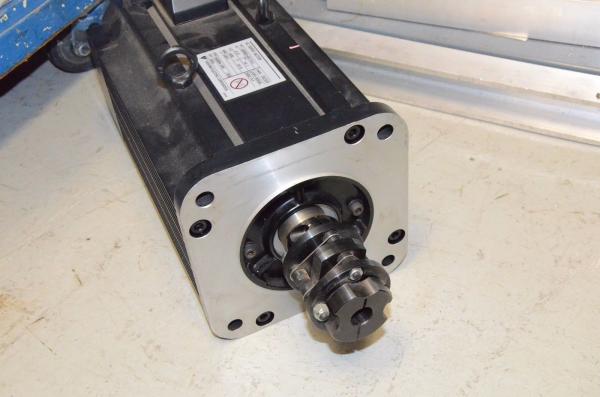 YASKAWA USAMED-20-TV11|  SERVO MOTOR 2.0KW, 19.1N.m, 1000r/min, 18.8A, e original novo, boas condições.