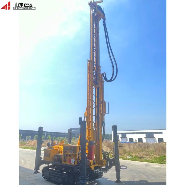 Machine de forage de puits d'eau sur chenilles