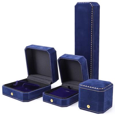 Boîte à bijoux en velours bleu personnalisée avec logo et paquet de bijoux