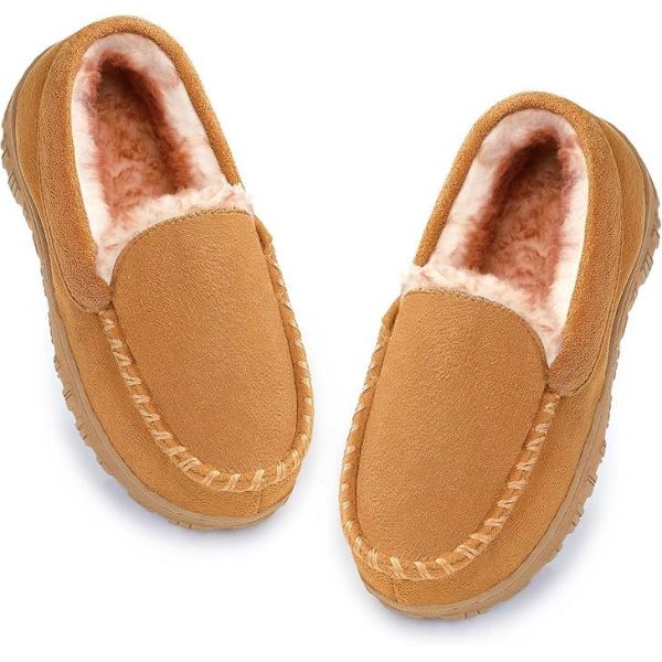 Des chaussons d'hiver pour enfants avec des moccasins classiques