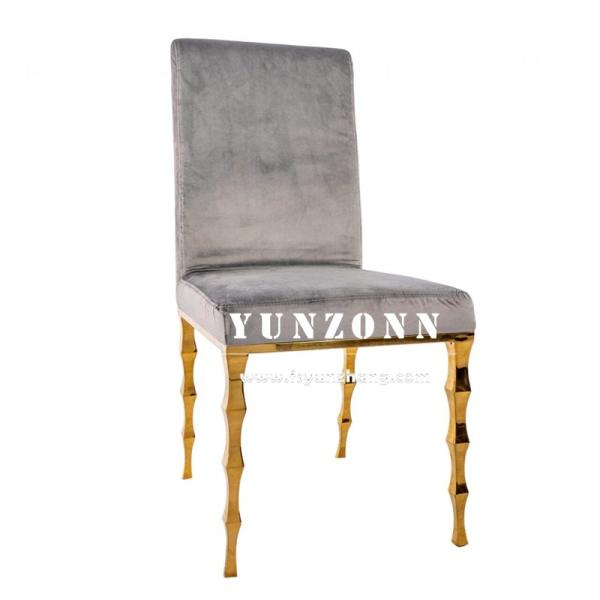 Une élégante chaise de banquet en velours noir avec des jambes en bambou