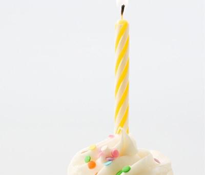 Yellow Color 24Pcs Simple Spiral Striped Birthday Candles With 12pcs Flower Holder