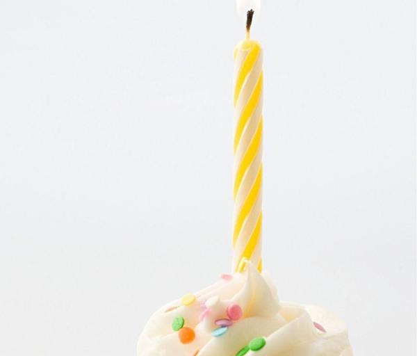 Yellow Color 24Pcs Simple Spiral Striped Birthday Candles With 12pcs Flower Holder