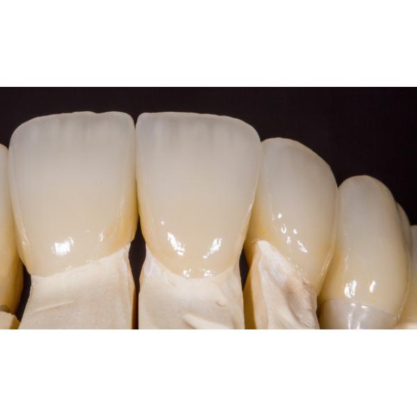 Диск Zirconia Tosoh 16 теней разнослоистый имплантирует Mpa устоя 600 для зубоврачебной лаборатории