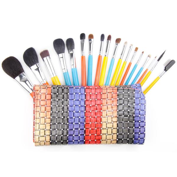 18 Piece Makeup Brush Set With Color Wooden Handle And Cosmetic Bag
