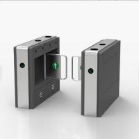 El torniquete electrónico del edificio de oficinas bloquea el sistema automático de Indentification con el contador