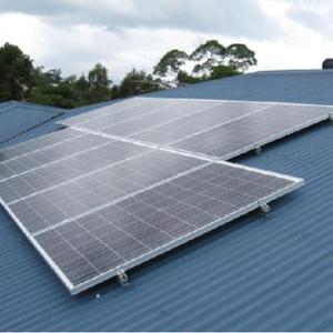 Sistemas solares da montagem do telhado seguro do metal da estrutura com os