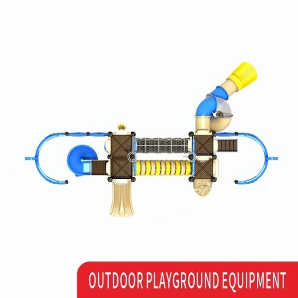 Частная детская площадка в форме судна с подъездом на открытом воздухе с подъездом в форме S