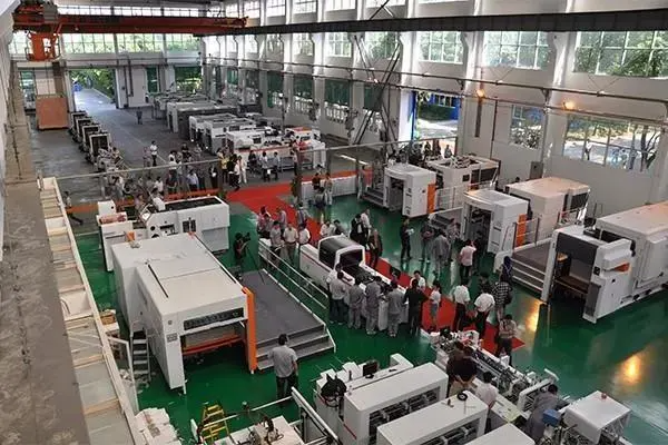 Автомат для резки штемпелюя плашки фольги PLC автоматический с обнажать 1060 x 740mm