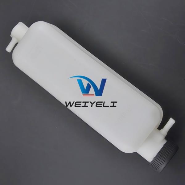 Le réservoir d'expansion du liquide de refroidissement de l'excavatrice Volvo VOE146-68664 ECC480EHR R58D R88D 55D 60C 80D 60E est adapté au radiateur L30G L35G des machines industrielles bouilloire d'eau auxiliaire de secours petit réservoir d'eau