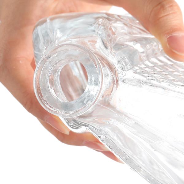 Une bouteille de vodka vide de 500 ml avec un bouchon de liège, un ajout parfait à votre collection.