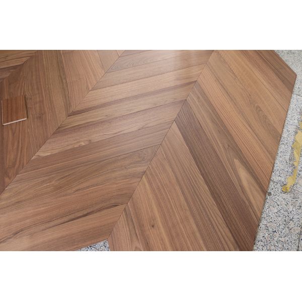 Natural Vanished Chevron Parquet Flooring Engineered Walnut Oak Veneers Tongue Groove Matt Finish Durable Surface