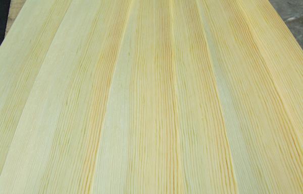 0,45 do pinho amarelo do quarto milímetros de folheado do corte com grão reta fina