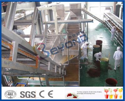 Suco que faz as frutas e legumes da fábrica que processam a maquinaria com tecnologia de processamento do suco