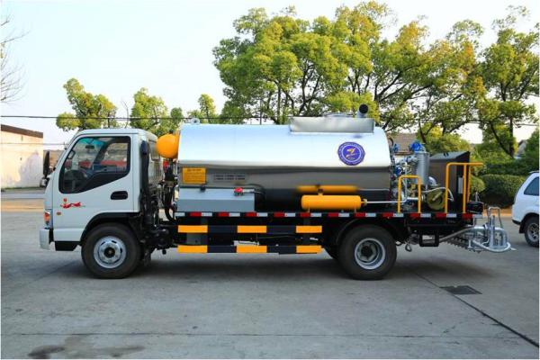 Bituminous Gravel Synchronous Sealer Truck , XTF120A , Asphalt Tank 6m3, Crushed Stone Tank