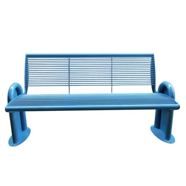 Покрытая порошком голубая металлическая садовая скамейка для отдыха на улице