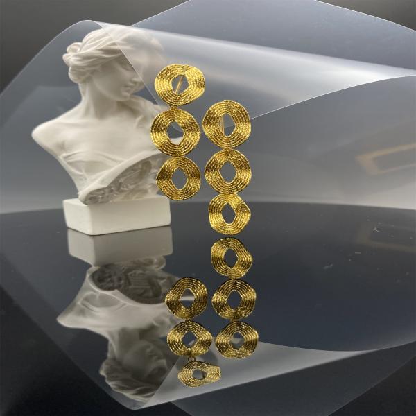 Los elegantes pendientes de plumeria de oro pequeño