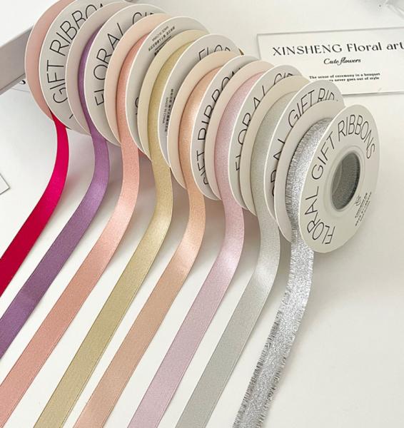 Fabriqué à la main, il faut avoir du ruban de tissu rose clair, ruban d'étoile cassé et bouquet de fleurs pour les décorations florales
