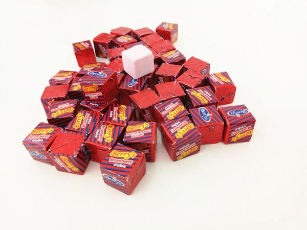 doces do leite do sabor da morango da forma do cubo 2.75g no saco saudável e saboroso
