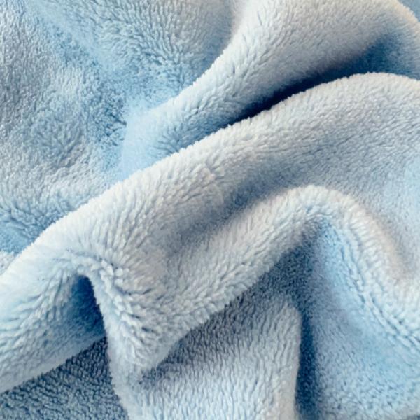 Cuatro piezas de ropa de cama