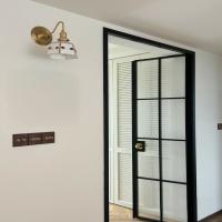 Puerta abatible de aluminio de diseño moderno e impermeable para distribuidores de puertas