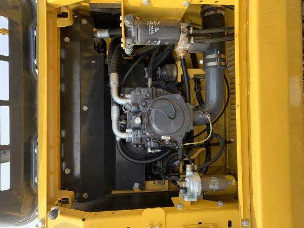 Excavating 22 tons of durable hydraulic track type PC Komatsu 220 second-hand excavator at a low price and selling well