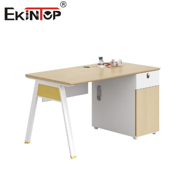 Офисная рабочая станция для сотрудников орехового цвета с шкафчиком для хранения