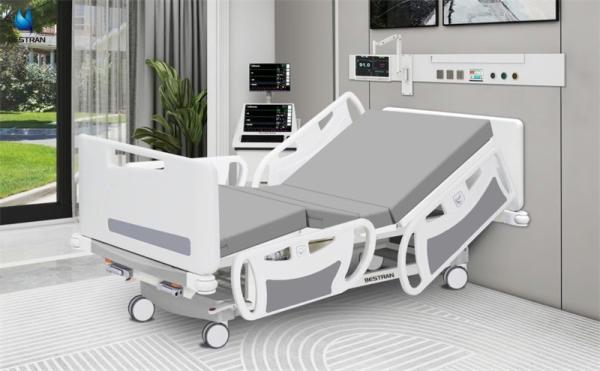 Le lit de soins du patient pour le dos de l'hôpital et le repos de la jambe